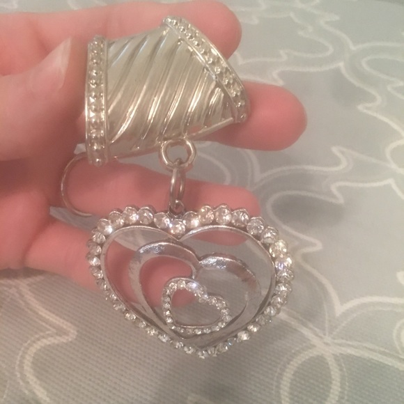 Scarf attachment. - Picture 2 of 3